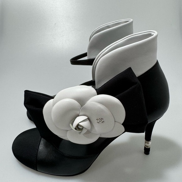 CHANEL Shoes - Chanel Mary Jane Shoes Lambskin Grosgrain Black White Winter Flower 37.5/US 7.5